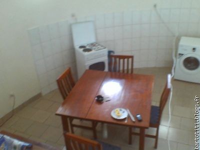 cuisine avec table pour manger
